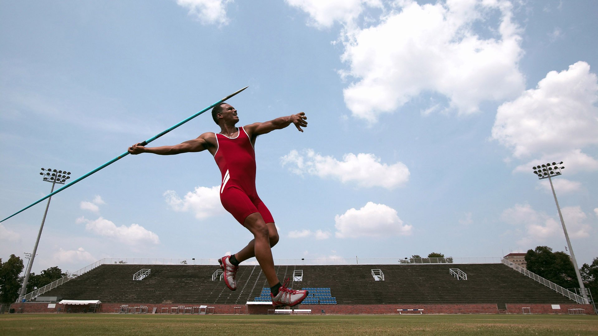 苏炳添现场观看学生田径比赛，田径运动员苏炳添的比赛成绩